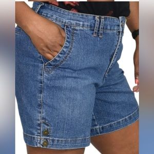 Gloria Vanderbilt -Jean Shorts Slimming Effect Blue
Mid Rise Mom Straight